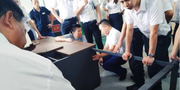 全心全意為市場(chǎng)--中泰醫(yī)院家具，養(yǎng)老家具組織管理層下工廠學(xué)習(xí)